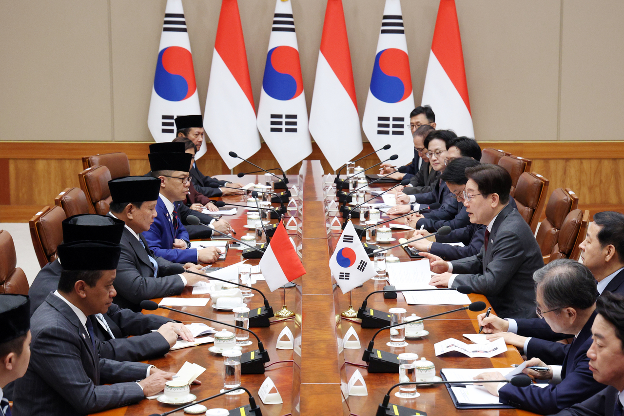 President Lee Jae Myung and Indonesian President Prabowo Subianto hold expanded summit talks at Cheong Wa Dae on Wednesday. (Yonhap)