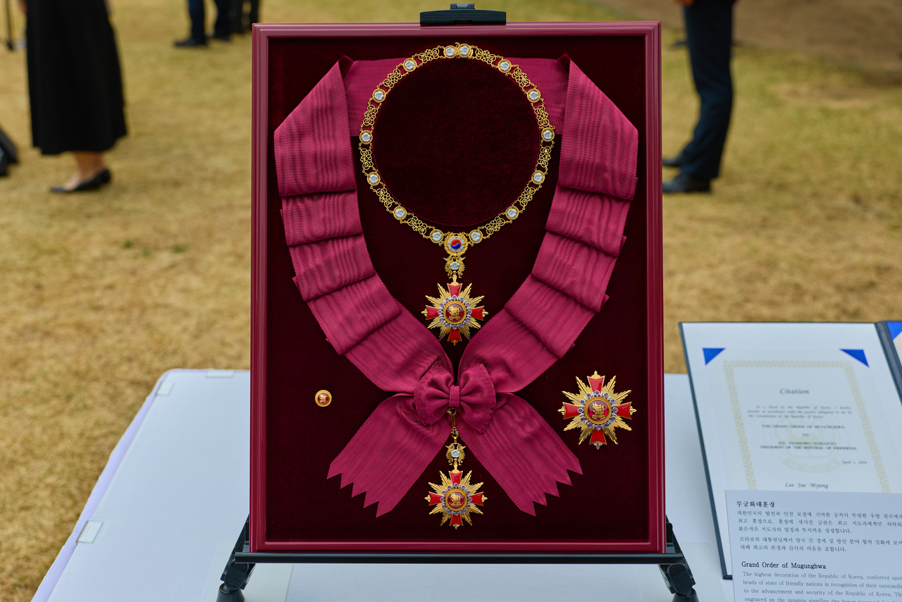 The Grand Order of Mugunghwa conferred by President Lee Jae Myung on Indonesian President Prabowo Subianto during his state visit to South Korea on Wednesday. (Cheong Wa Dae via Yonhap)