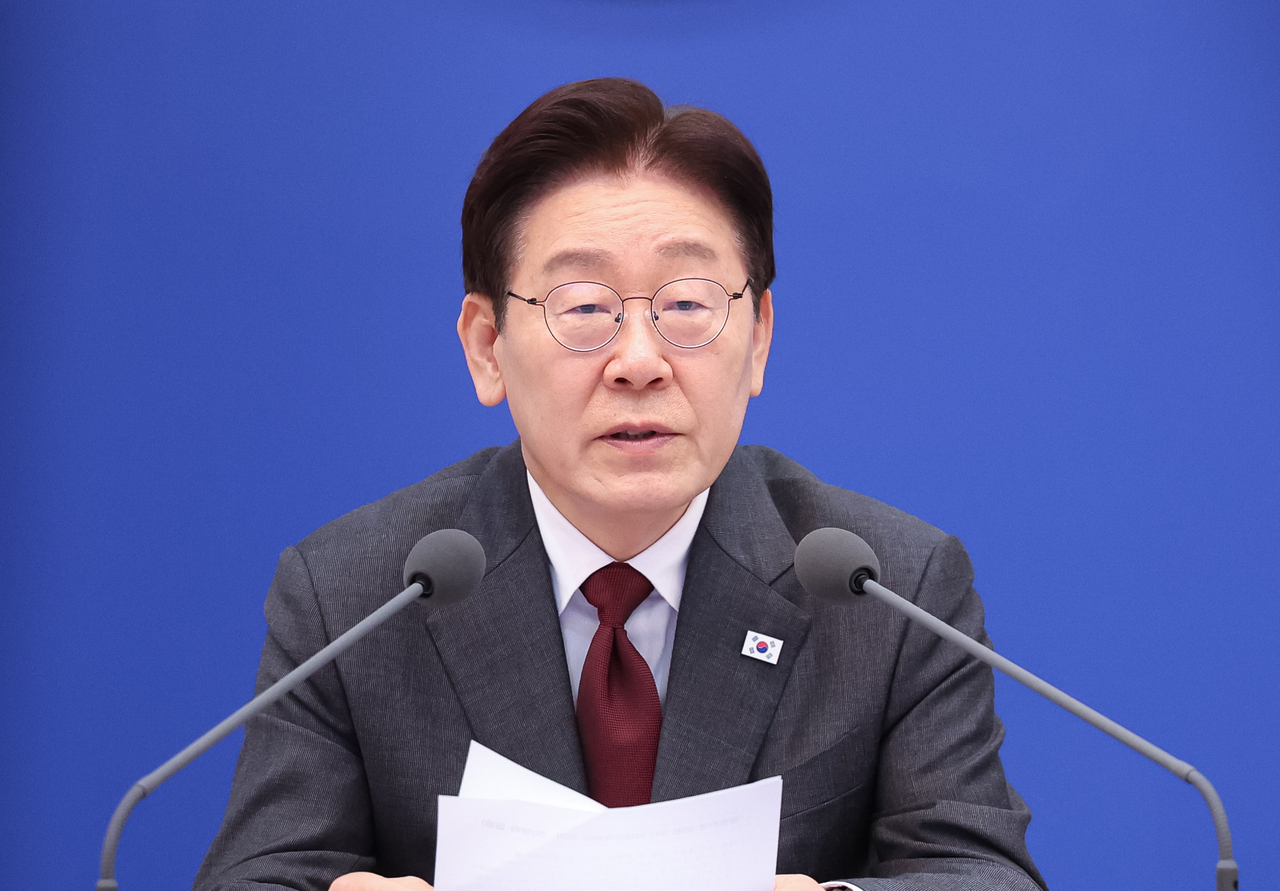 President Lee Jae Myung speaks during an emergency economic response meeting held at Cheong Wa Dae in Seoul on Wednesday. (Yonhap)