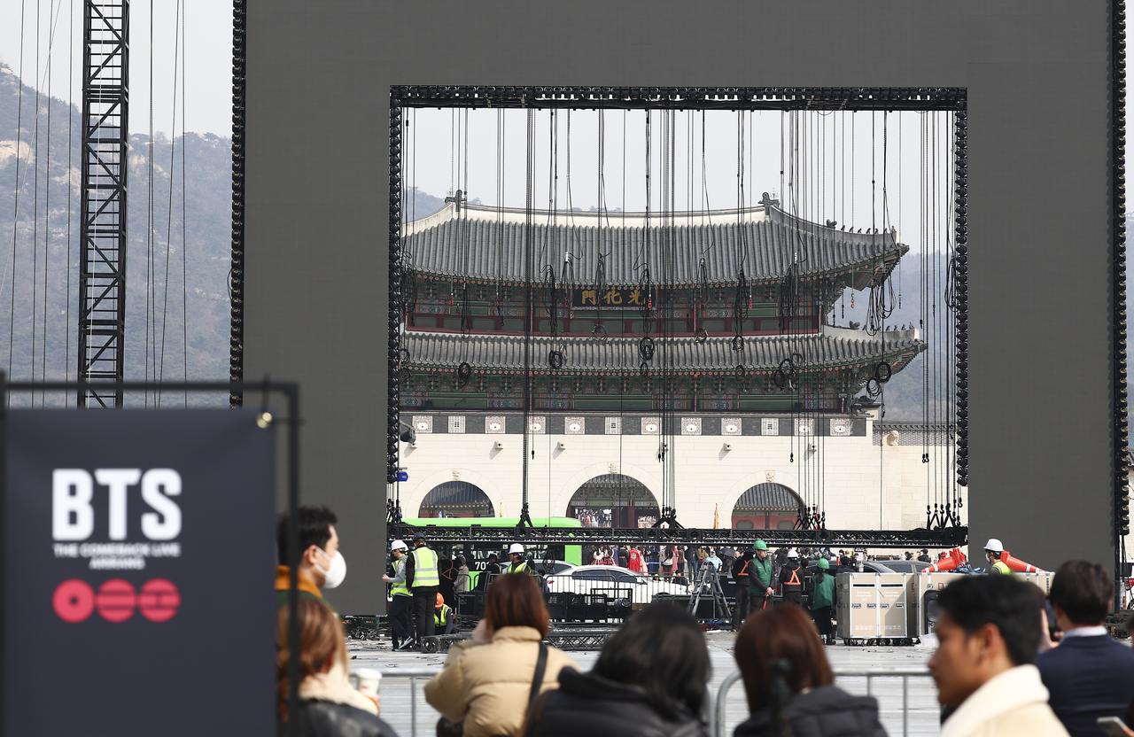 Gwanghwamun Gate appears behind the stage being dismantled in Gwanghwamun Square, central Seoul, on March 22. (Newsis)