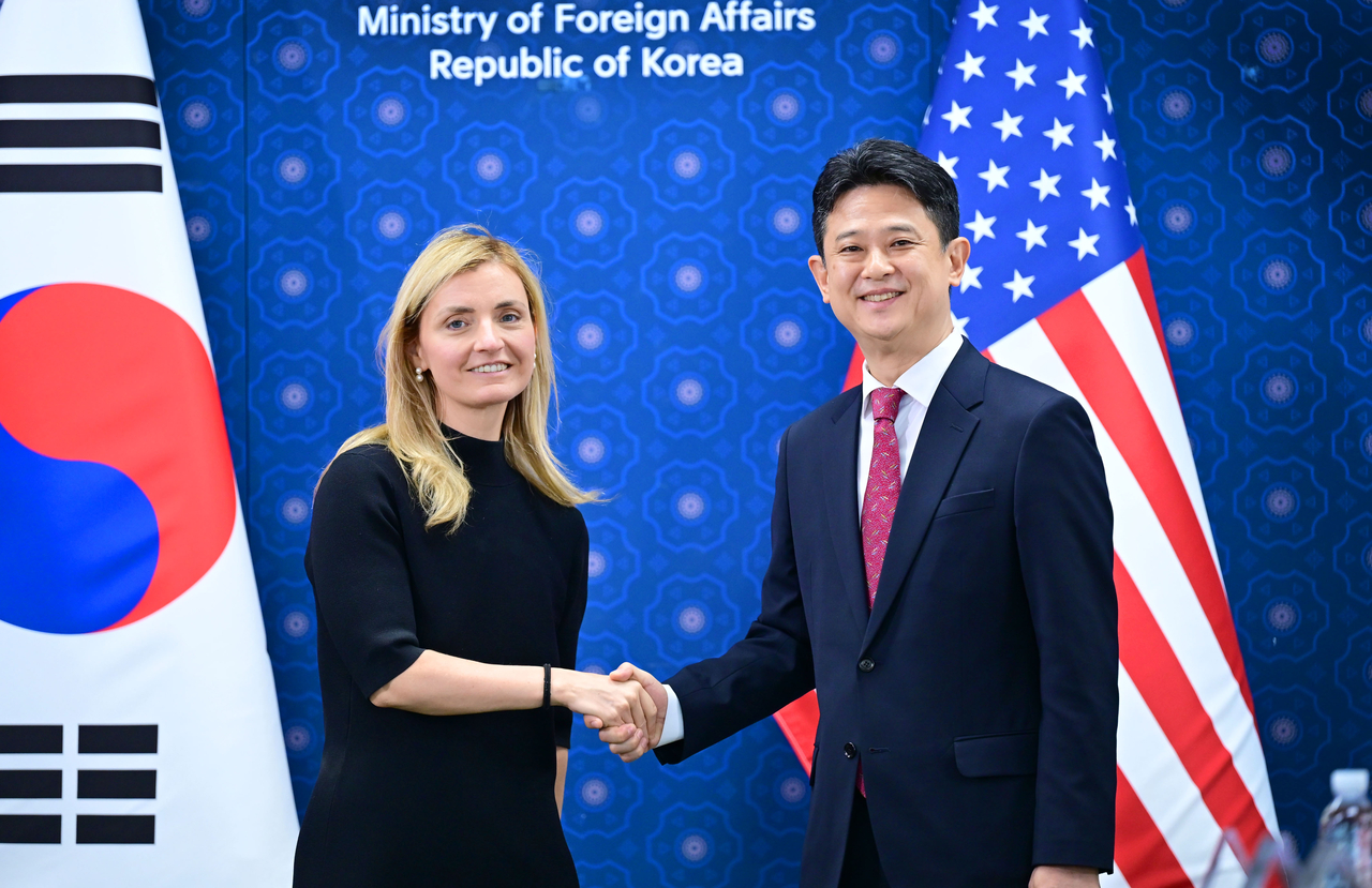 Lim Sang-woo (right), ambassador for public diplomacy at South Korea's foreign ministry, poses with Sarah Rogers, U.S. under secretary of state for public diplomacy, during bilateral consultations in Seoul on Thursday. (Yonhap)