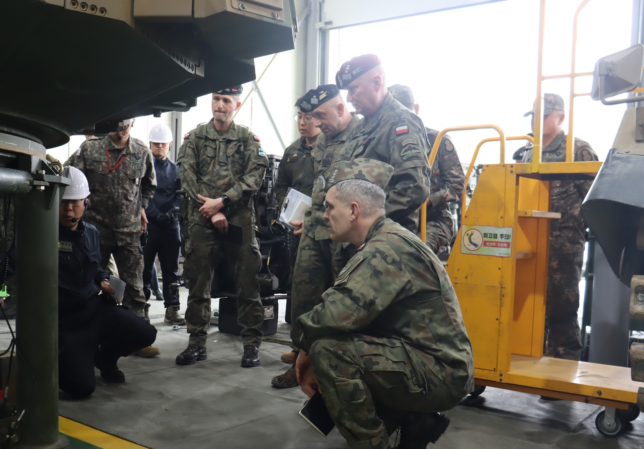 Members of a Polish Army delegation observe a maintenance demonstration of a K2 main battle tank at a logistics support battalion under the South Korean Army’s 8th Infantry Division. (Republic of Korea Army)
