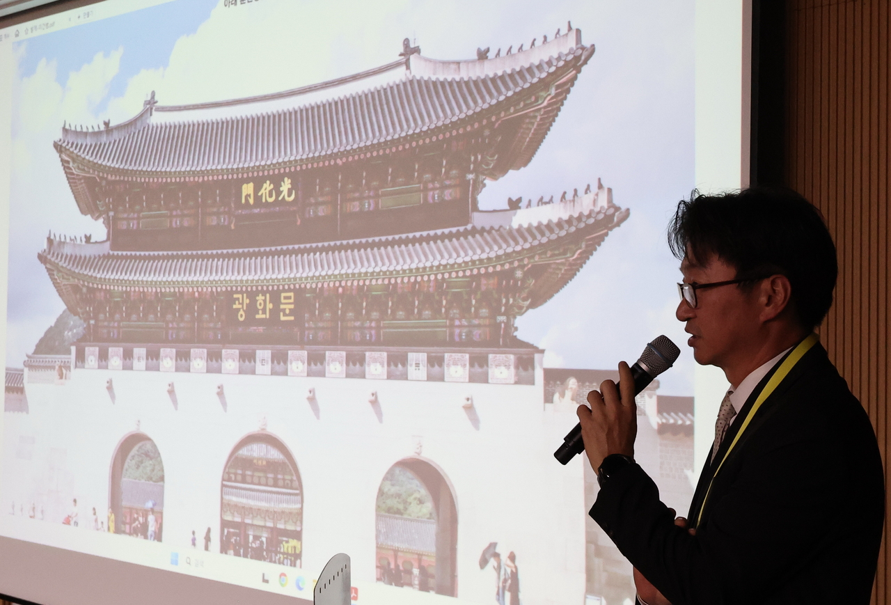 Lee Sang-yeol, head of the Culture and Arts Policy Research Office at the Korea Culture and Tourism Institute, moderates a forum on the Gwanghwamun signboard at the National Museum of Korean Contemporary History in Jongno-gu, Seoul, on March 31. (Yonhap)