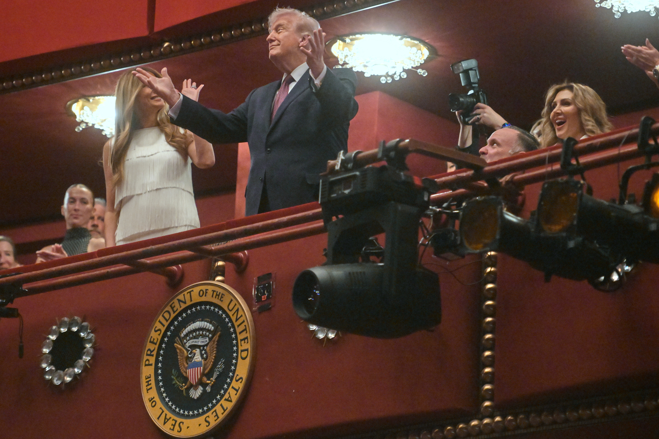 US President Donald Trump (center) and first lady Melania Trump (left) arrive at John F. Kennedy Center to attend the opening night of the musical "Chicago," in Washington, at the for the Performing Arts in Washington, Tuesday.   (AP-Yonhap)