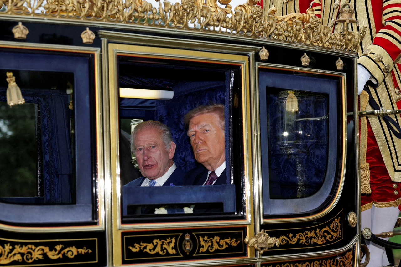 Britain's King Charles (left) and US President Donald Trump sit in a carriage in Windsor, England, in September 2025. (Reuters-Yonhap)