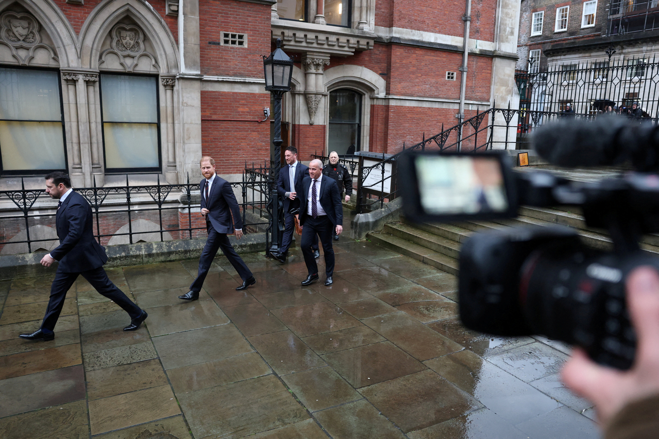 Britain's Prince Harry (second from left) leaves the High Court during the first week of a lawsuit against Associated Newspapers, in London, Jan. 21.    (Reuters-Yonhap)