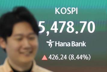 코스피가 급등한 1일 서울 중구 하나은행 딜링룸 현황판에 코스피 종가가 표시돼있다.     이날 코스피는 전장보다 426.24포인트(8.44%) 오른 5478.70에 장을 마치며 5거래일 만에 상승세로 돌아섰다. 코스닥지수도 전장보다 63.79포인트(6.06%) 급등한 1116.18에 장을 마치며 3거래일 만에 반등했다. [연합]