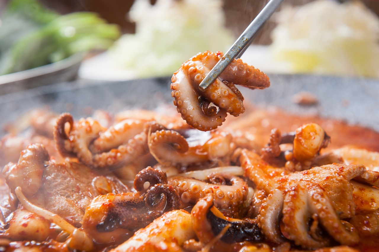Koreans enjoy cooking webfoot octopus with spicy sauce. (Getty Image)