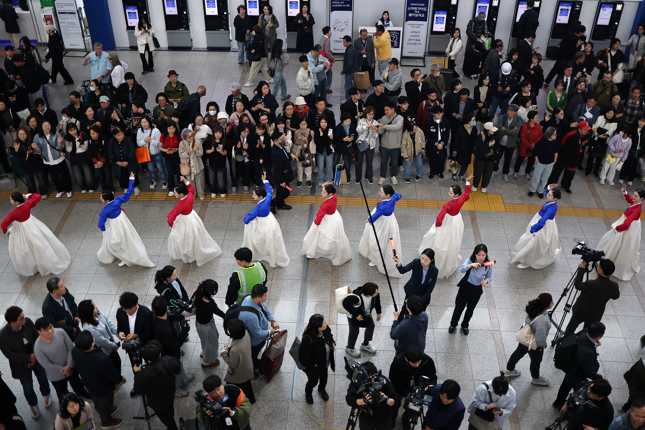 Dancers take part in surprise performance held on Wednesday in Seoul Station, Seoul, Wednesday. (Yonhap)
