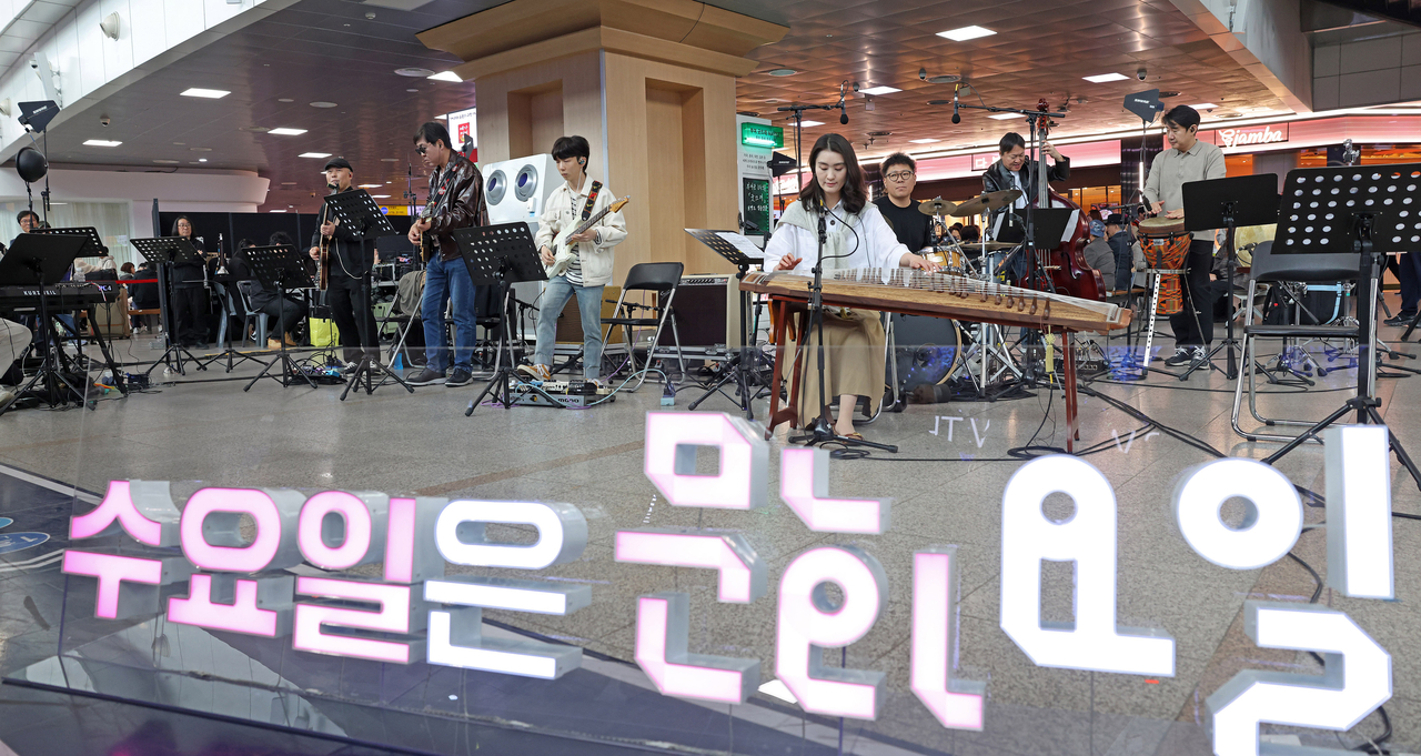 Culture Minister Chae Hwi-young (third from left) participates in surprise performance held on Wednesday in Seoul Station, Seoul, Wednesday. (Yonhap)