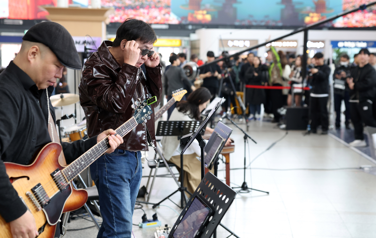 Culture Minister Chae Hwi-young (second from left) participates in surprise performance held on Wednesday in Seoul Station, Seoul, Wednesday. (Yonhap)