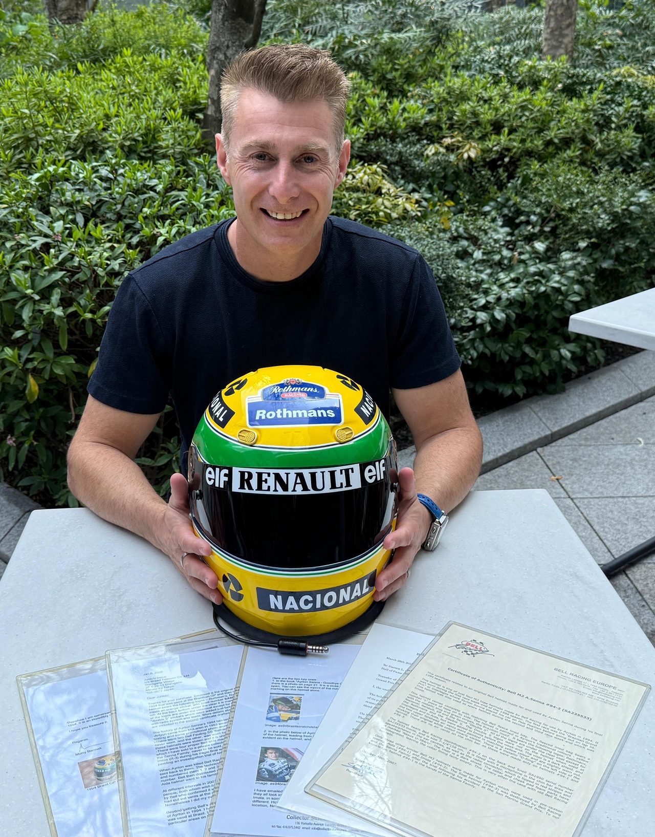 Darren Jack poses with the racing helmet worn by late Formula One legend Ayrton Senna in Nagoya on Monday.    AFP-Yonhap