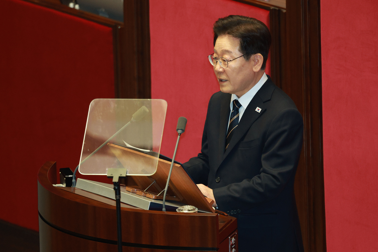 President Lee Jae Myung delivers a budget speech at the National Assembly in Seoul on Thursday. (Yonhap)