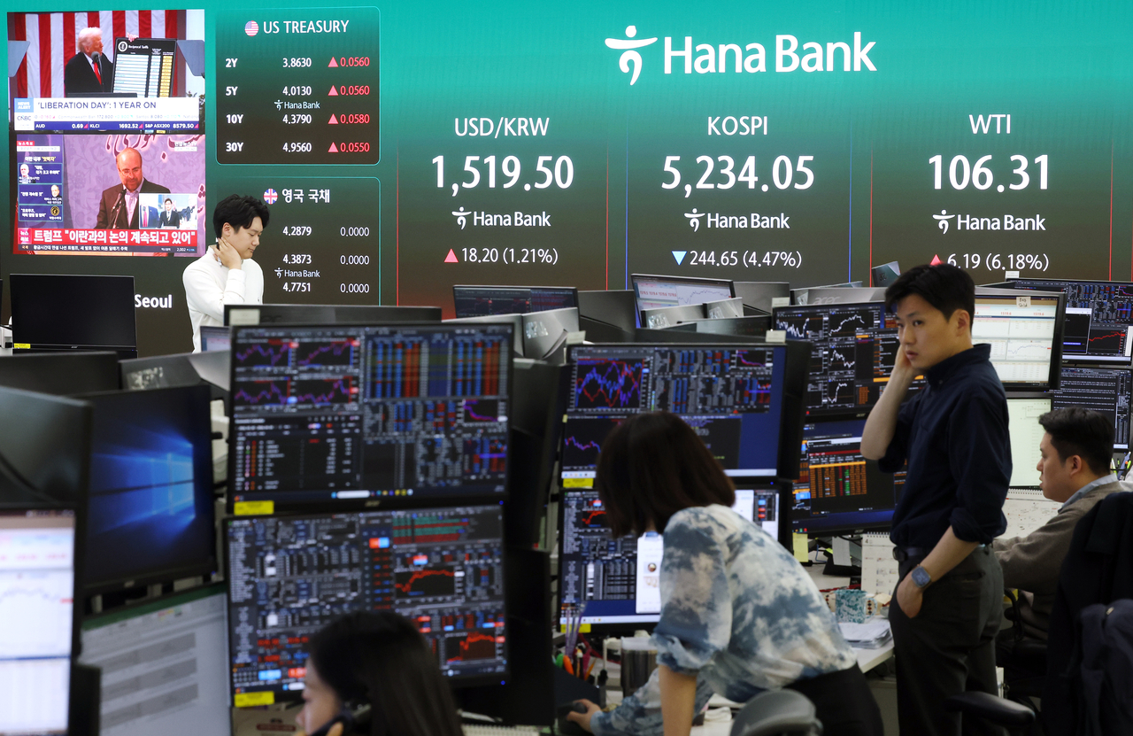 An electronic board showing the Korea Composite Stock Price Index at a dealing room of the Hana Bank headquarters in Seoul on Thursday. (Yonhap)