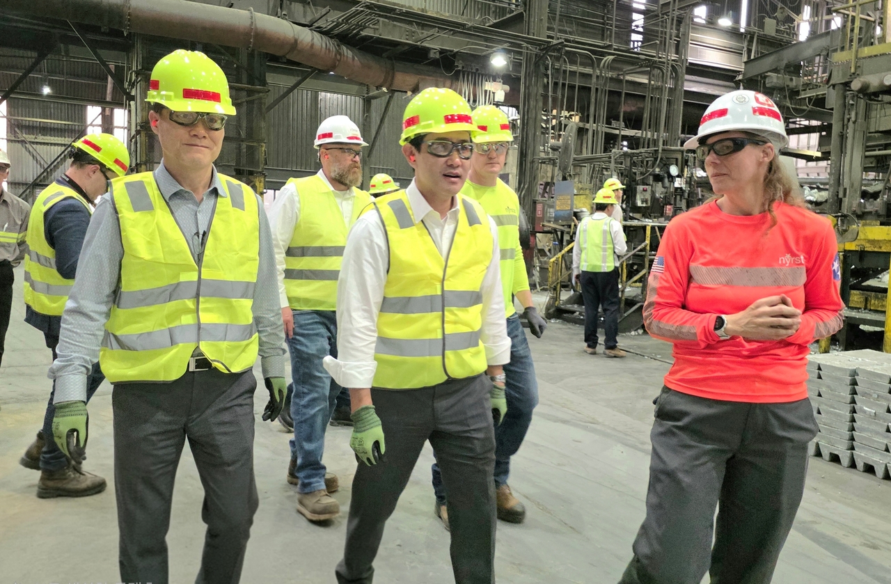 Korea Zinc Chair Choi Yun-beom (front center) tours the smelter facilities with local employees in Tennessee during a visit to the company’s Project Crucible site. (Korea Zinc)