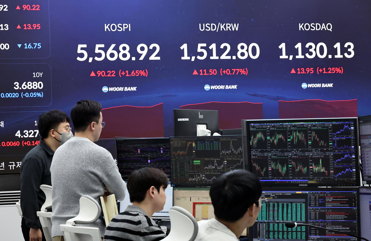 An electronic board showing the Korea Composite Stock Price Index at a dealing room of the Woori Bank headquarters in Seoul on Thursday. (Yonhap)