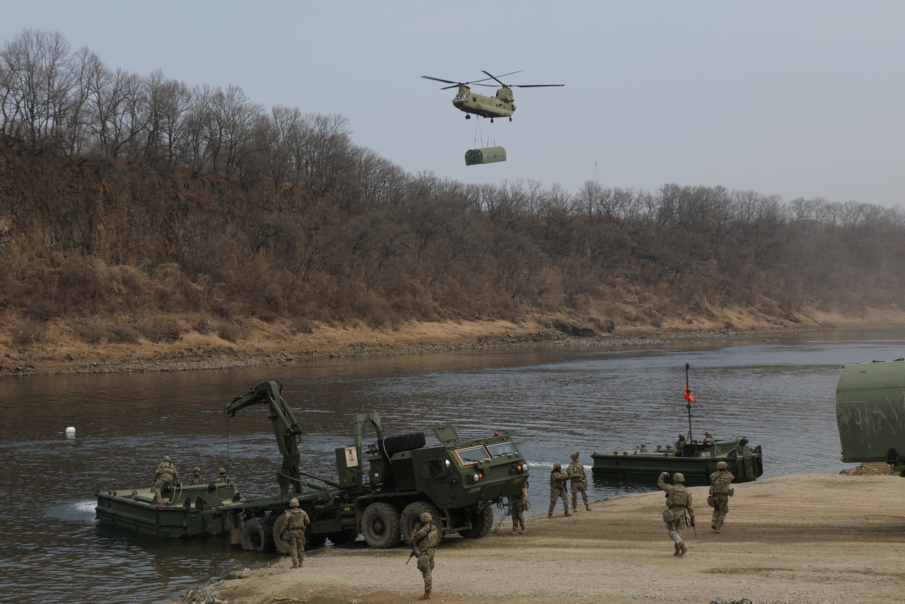 South Korean and US troops conduct a joint military drill at the Imjin River in Yeoncheon, Gyeonggi Province, on March 14. (Yonhap)