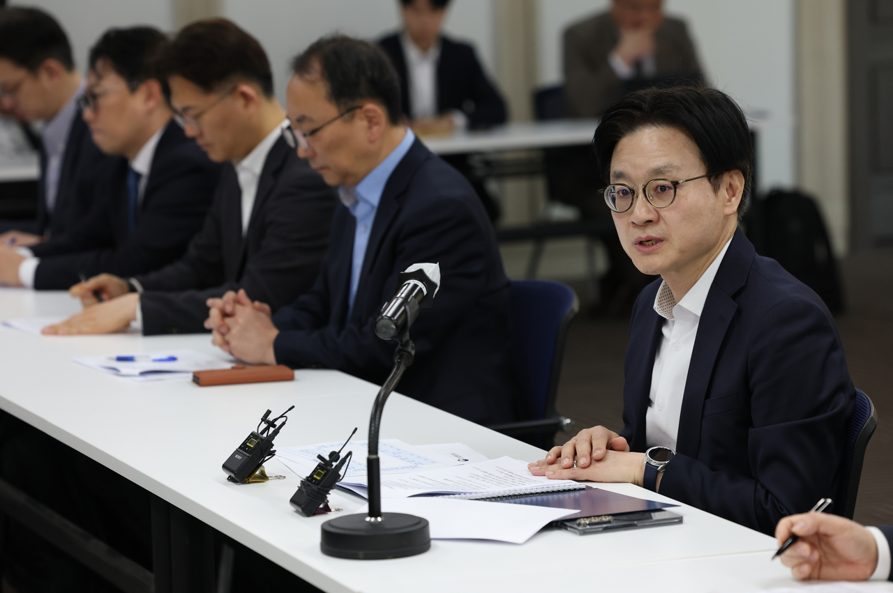 Industry Minister Kim Jung-kwan speaks during a meeting on Korea’s petrochemical supply amid the Middle East conflict at the Korea Federation of SMEs in Yeouido, Seoul, on Thursday. (Yonhap)
