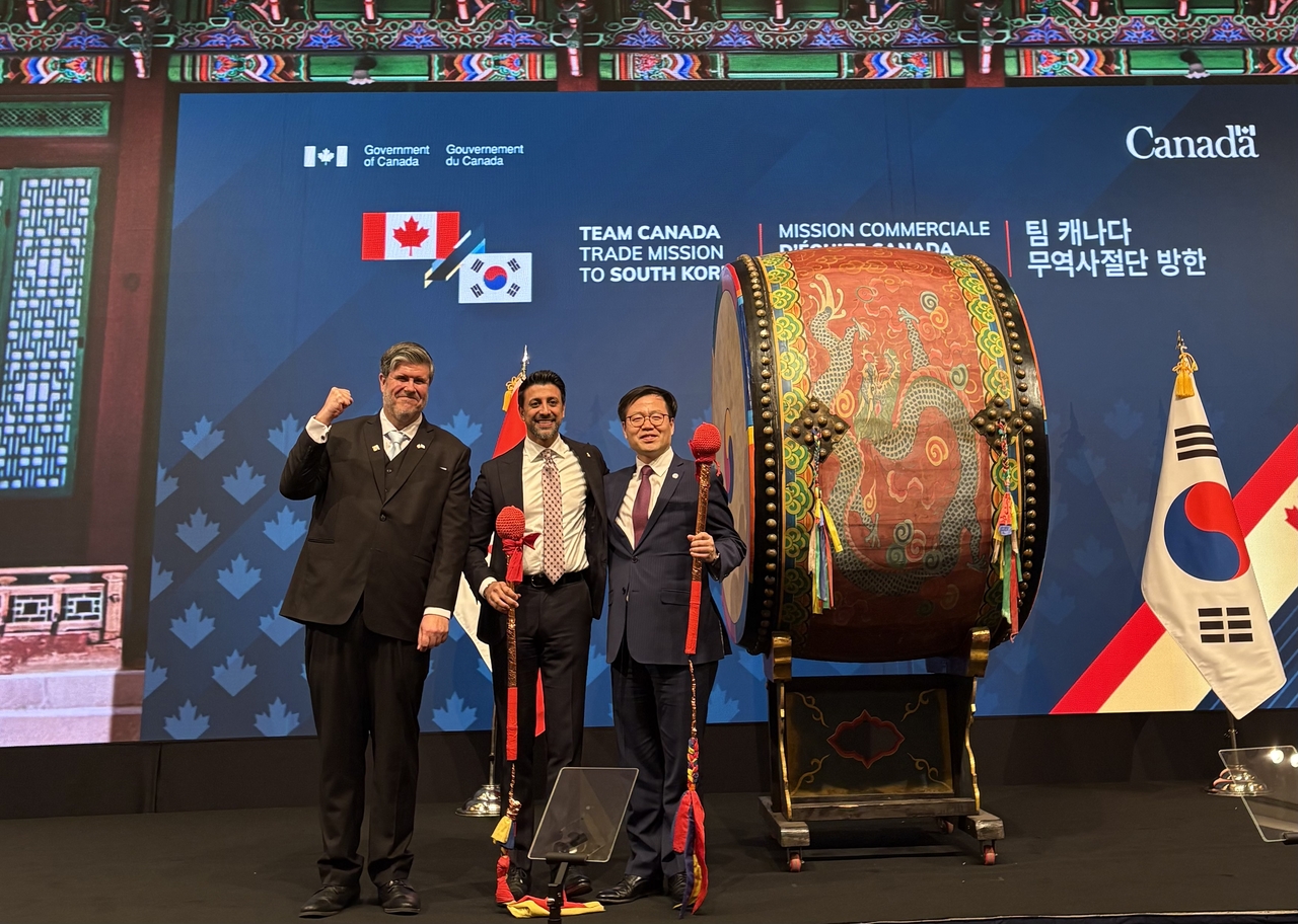 From left: Philippe Lafortune, ambassador of Canada to South Korea, Maninder Sidhu, Canada's international trade minister, and Yeo Han-koo, South Korea's trade minister, pose for a photo at a reception hosted by the Embassy of Canada in South Korea in Seoul on Wednesday. (Ahn Sung-mi/The Korea Herald)