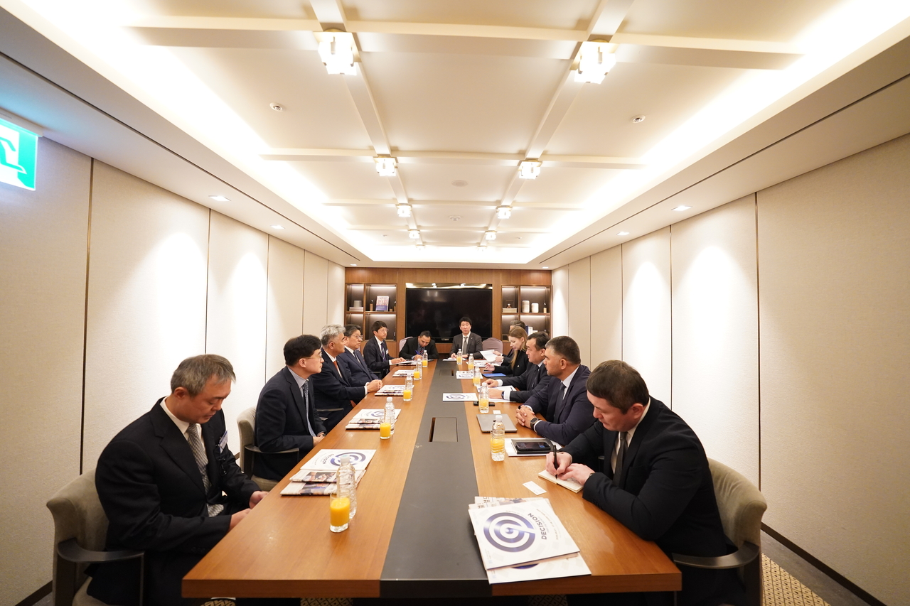 Delegates attend a meeting at the 2026 Global Biz Forum in Seoul, including Ilzat Ablaxatovich Kasimov, Uzbekistan’s deputy minister of investment, industry and trade; Jasurbek Choriev, Uzbekistan’s deputy minister of transport; Jung Won-ju, vice chair of Jungheung Group and chairman of Daewoo Engineering & Construction; and Herald Media Group CEO Choi Jin-young. (The Korea Herald)