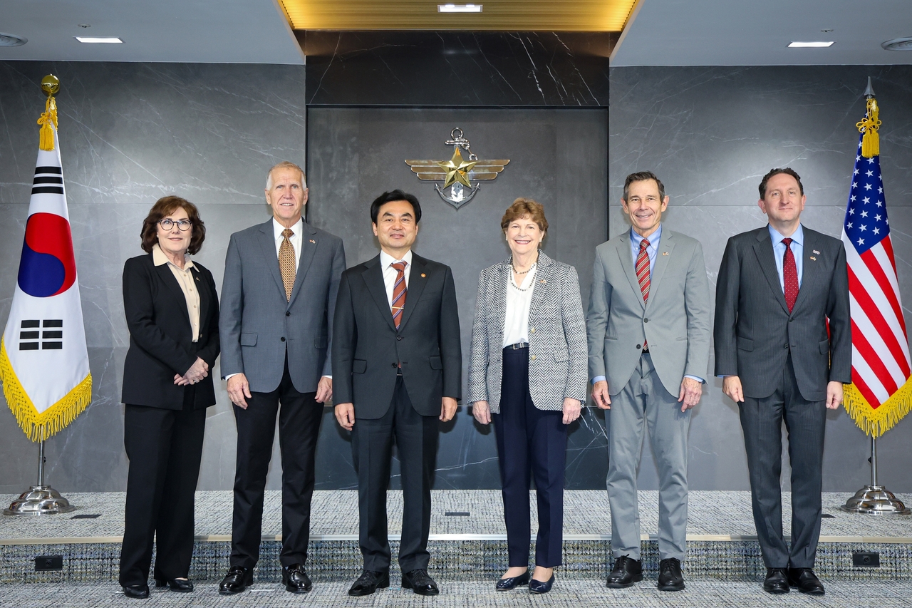 South Korean Defense Minister Ahn Gyu-back (third from left) poses for a photo with visiting US  officials at the Defense Ministry in Seoul on Thursday.  From left: Sens.  Jacky Rosen and Thomas Tillis, Ahn, Sens. Jeanne Shaheen and John Curtis, and US Charge d’Affaires ad interim James R. Heller (Ministry of National Defense)