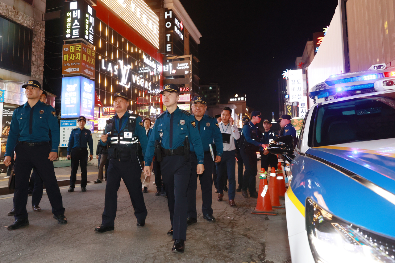 Police officers conduct a joint patrol in a nightlife district, as authorities step up inspections and enforcement against illegal activities including prostitution and unlicensed businesses. This image is not directly related to the story. (Newsis)