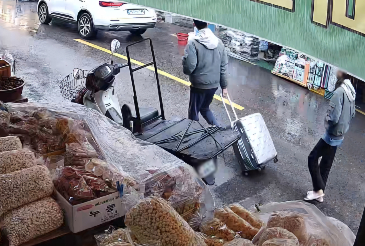 CCTV footage shows the couple pulling a suitcase as they move from their residence in Jung-gu to the Sincheon area in Daegu on March 18. (Yonhap)