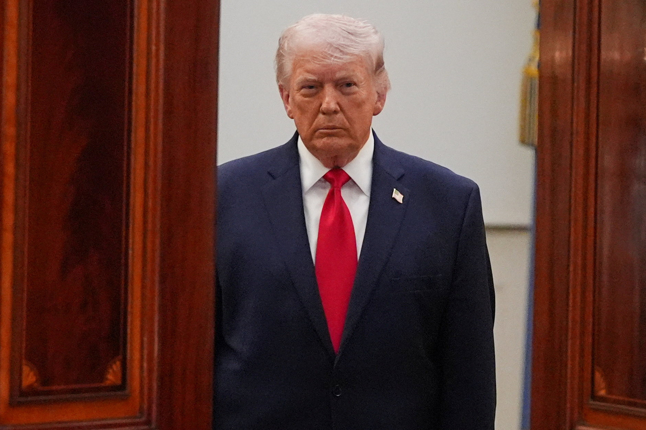 President Donald Trump arrives from the Blue Room to speak about the Iran war from the Cross Hall of the White House in Washington on Wednesday.     Reuters-Yonhap