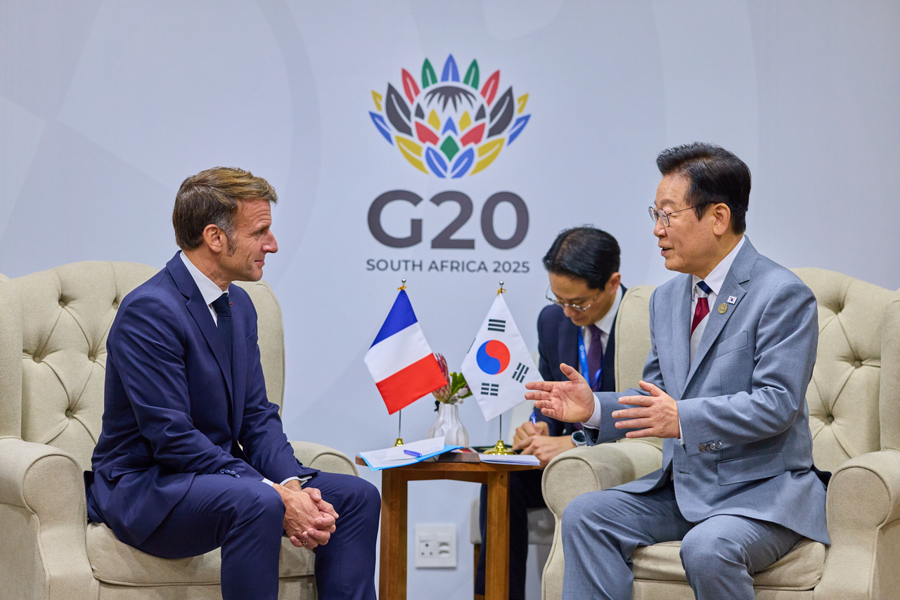 President Lee Jae Myung (right) and French President Emmanuel Macron hold talks on the sidelines of the Group of 20 summit in Johannesburg, South Africa, in Nov. 2025. (Newsis)