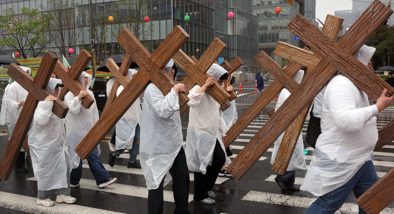 Participants march on the road near Gwanghwamun for the Easter Parade held on April 4, 2025. (Newsis)