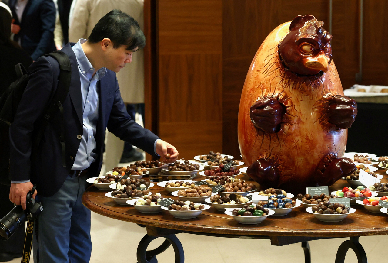 A giant chocolate egg is displayed at the opening of the Bel'Oeuf event at the Hotel Amigo ahead of Easter weekend in Brussels, Belgium, Wednesday.   Reuters-Yonhap