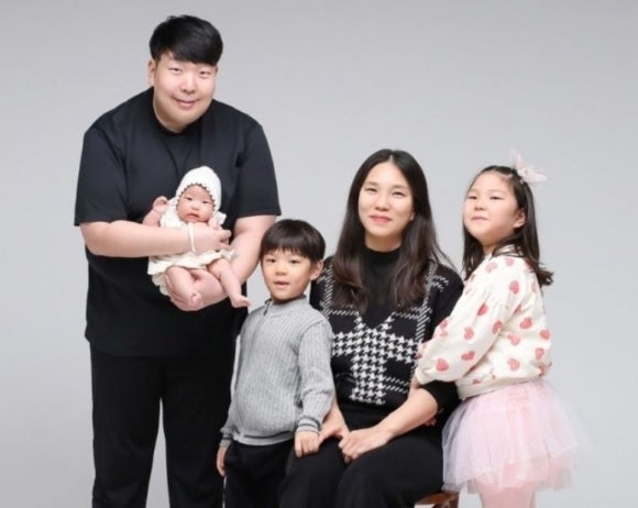 Kim Gyeom (left) poses with his wife, his daughters and son. (Korea Organ Donation Agency)