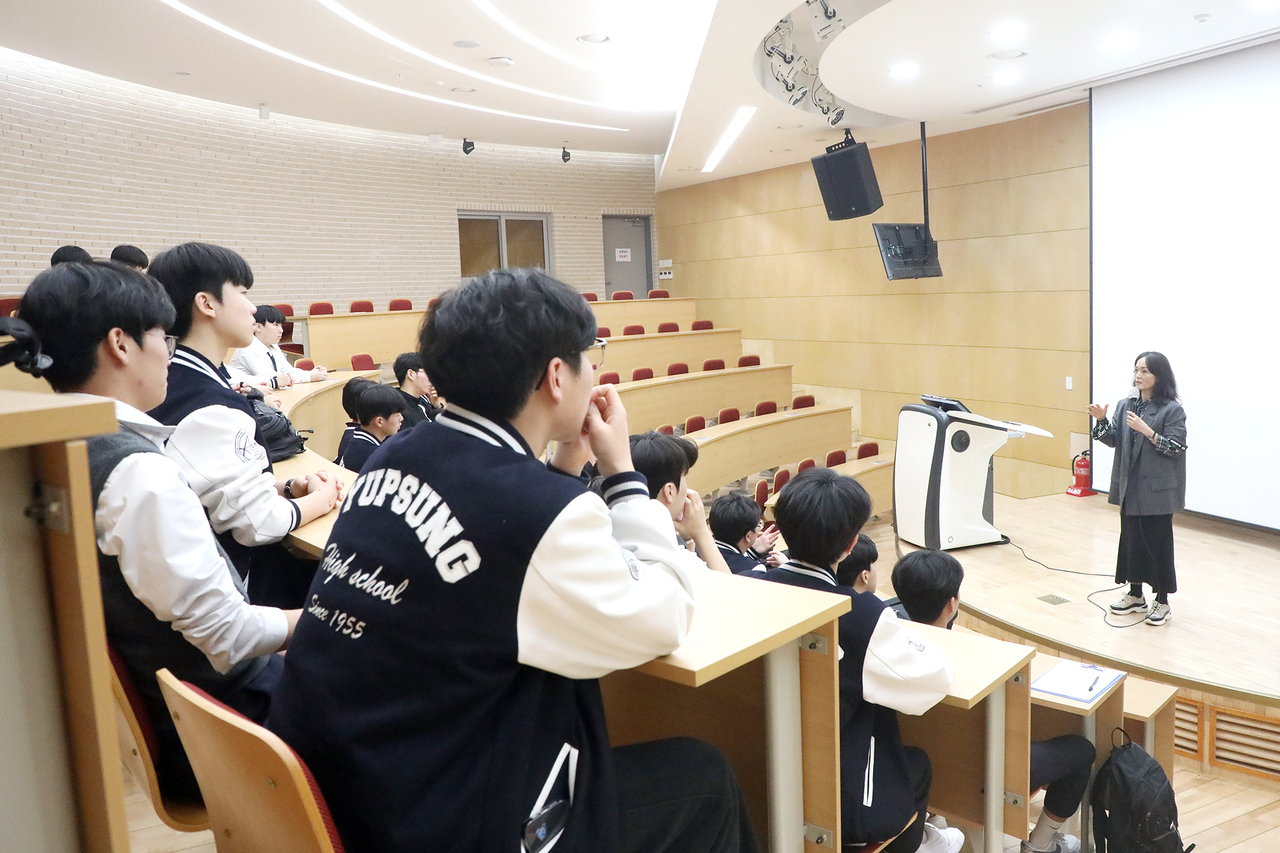 간호학과 권상민 교수가 학생들에게 간호사의 길에 대해 이야기 하고 있다.[영남이공대 제공]