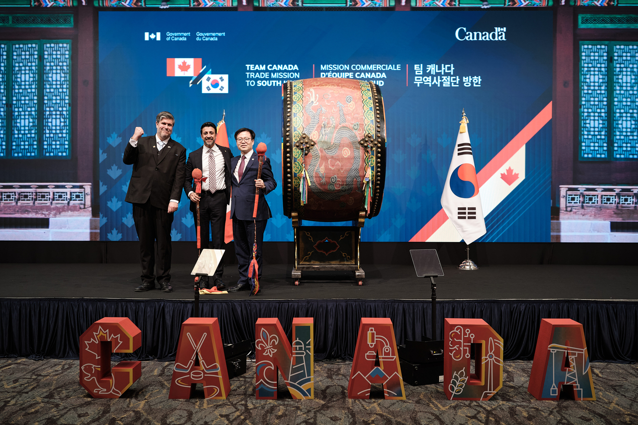 From left: Philippe Lafortune, ambassador of Canada to South Korea, Maninder Sidhu, Canada's international trade minister, and Yeo Han-koo, South Korea's trade minister, pose for a photo at a reception hosted by the Embassy of Canada in South Korea in Seoul on Wednesday. (Embassy of Canada to South Korea)