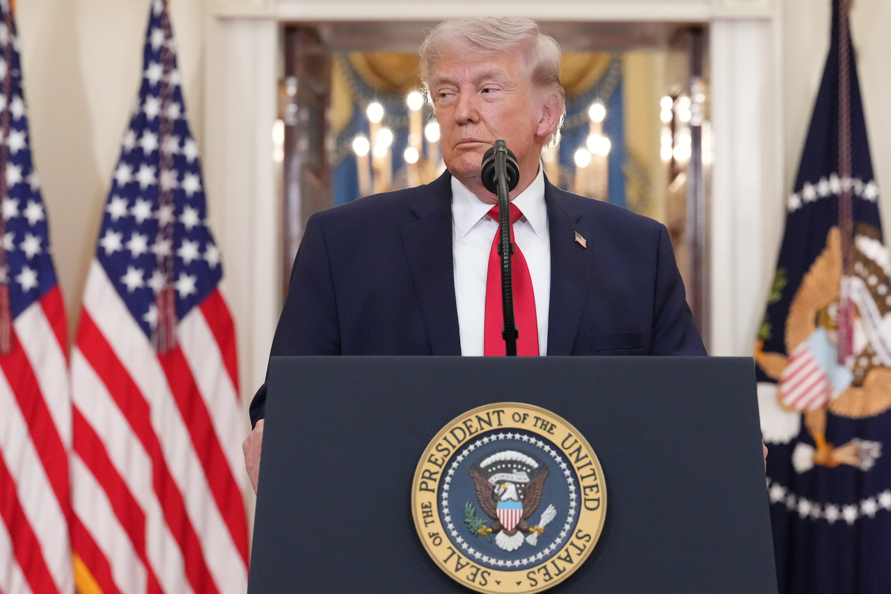 President Donald Trump pauses as he finishes speaking about the Iran war from the Cross Hall of the White House on Wednesday in Washington. (AP-Yonhap)