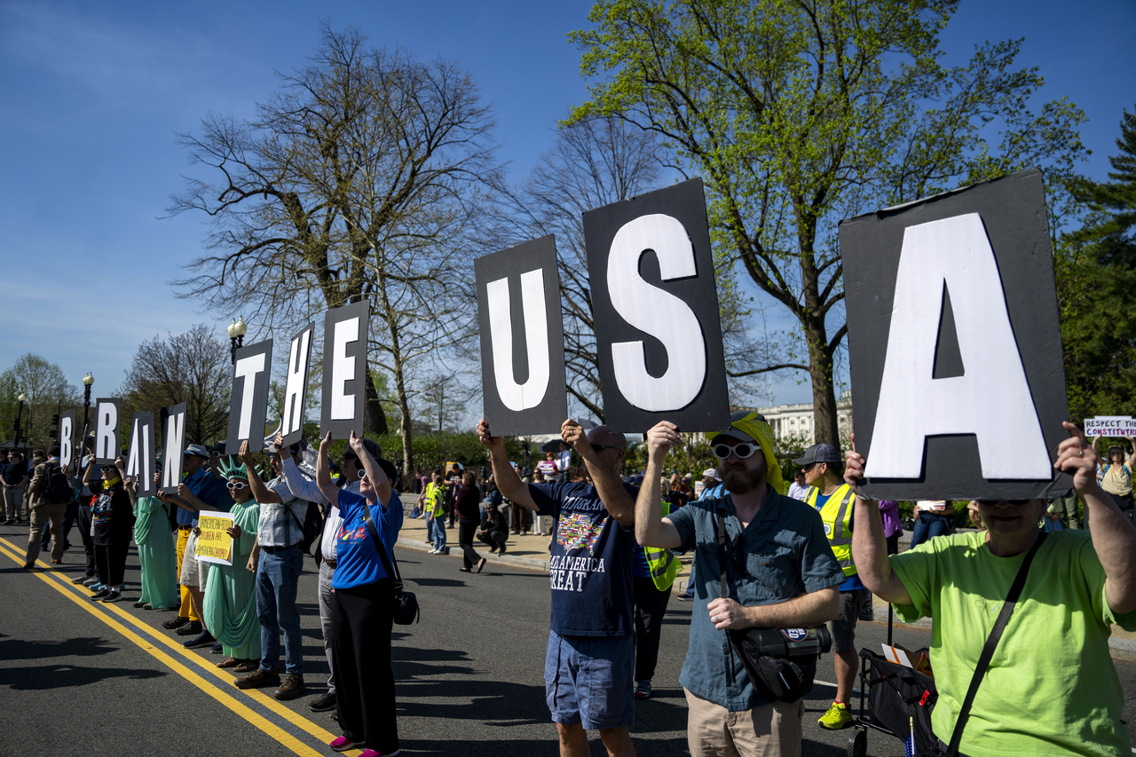 People hold up letters spelling “Born in the USA = Citizen” during a rally for birthright citizenship outside the US Supreme Court, in Washington, Wednesday.   (UPI-Yonhap)