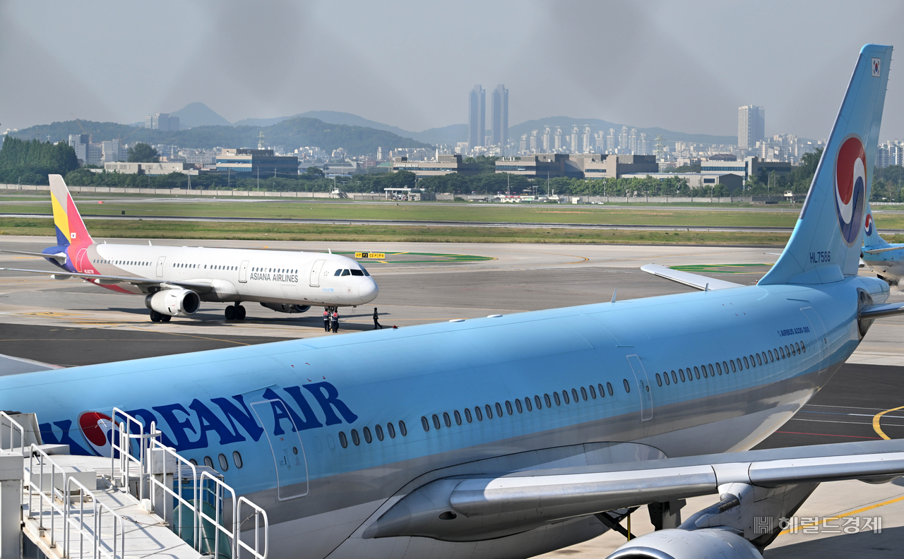 지난해 6월 12일 서울 강서구 김포국제공항 활주로에 대한항공과 아시아나항공 여객기가 주기되어 있다. 임세준 기자