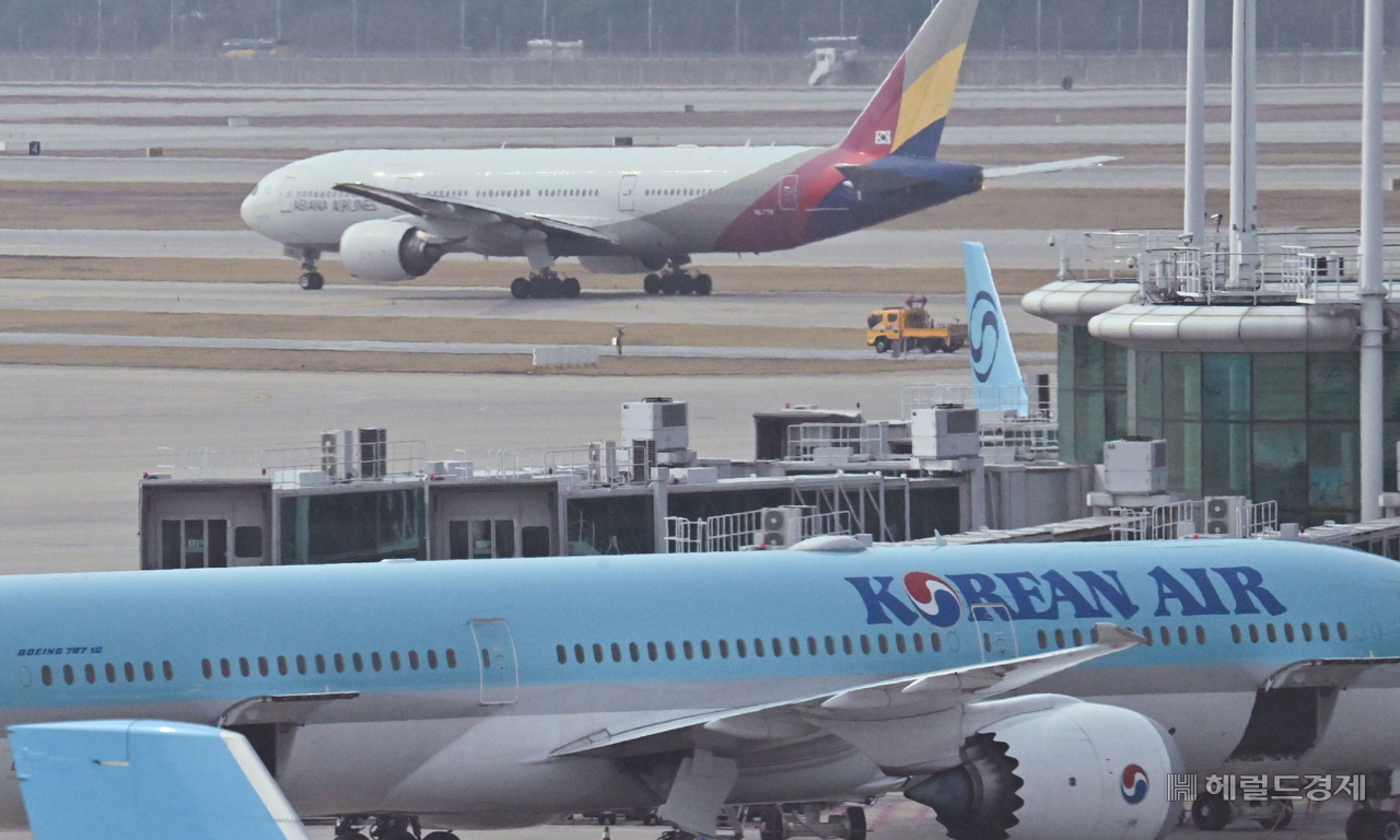 지난 1일 오전 인천국제공항 제2터미널 활주로에 각 항공사 비행기들이 주기되어 있는 모습. 임세준 기자