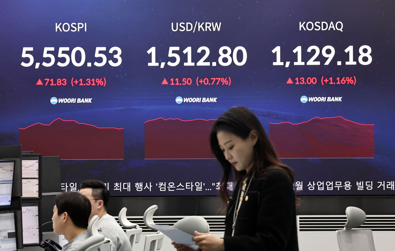 An electronic board at a Hana Bank dealing room in Seoul shows the real-time Kospi and Kosdaq indexes, along with the dollar-won exchange rate, during trading on Thursday. (Yonhap)
