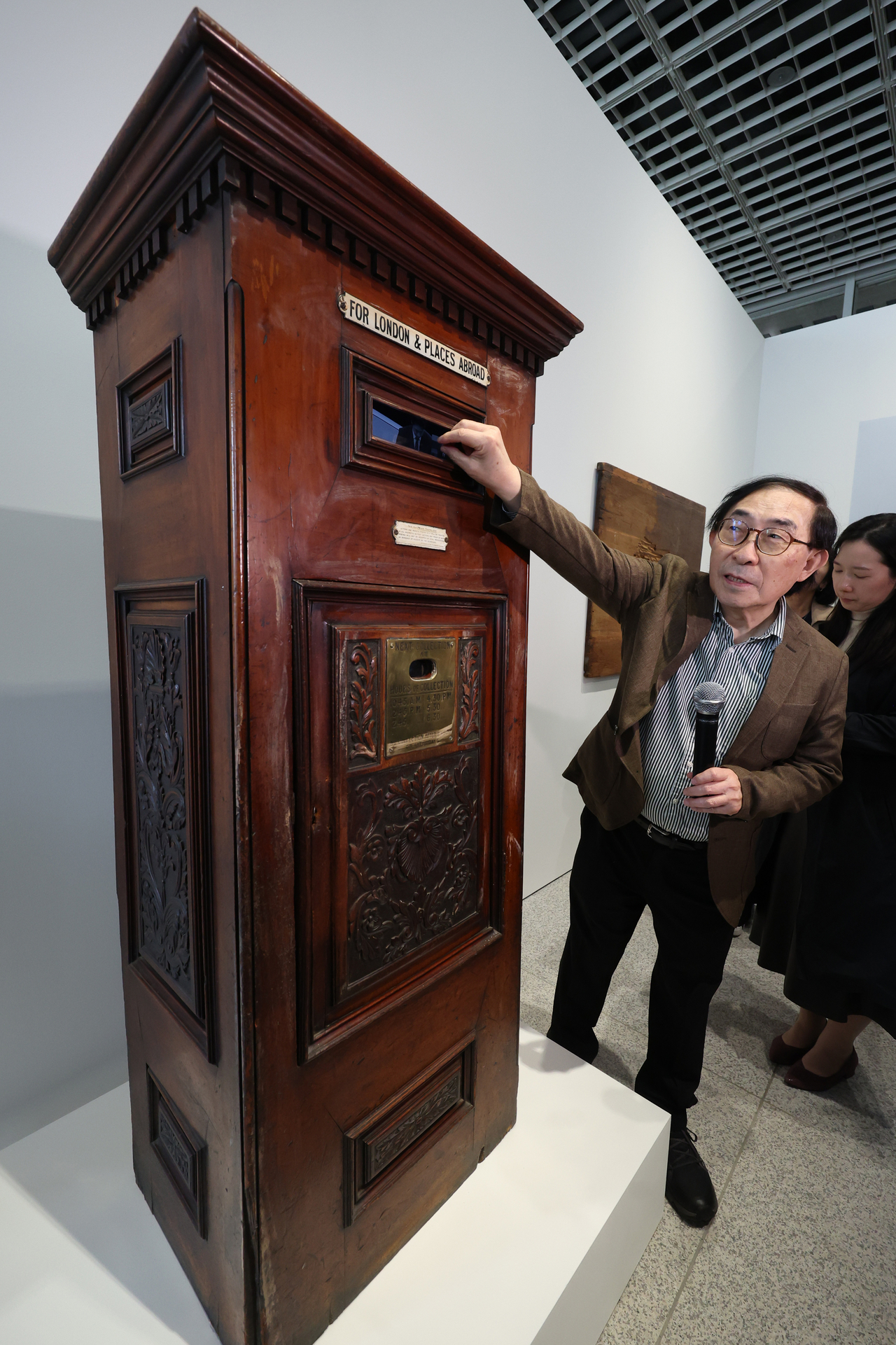 Kenn Hakuta, executor of the Nam June Paik Estate, shows “For London and Abroad (Mailbox)" to the press on Wednesday in Seoul. (Yonhap)