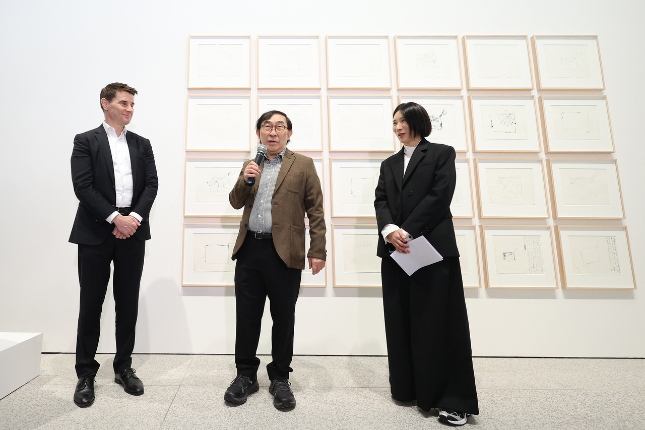 Ken Hakuta, executor of the Nam June Paik Estate, speaks (center) at the press preview of the exhibition "Nam June Paik: Rewind / Repeat" in Seoul on Wednesday. (Yonhap)