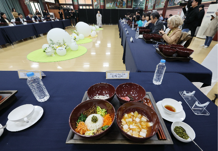 Temple cuisine — soy sauce bibimbap and seasonal side dishes — is displayed during a Korean Buddhist cultural exchange event for foreign envoys at Bongeunsa in Seoul on Friday. (Yonhap)