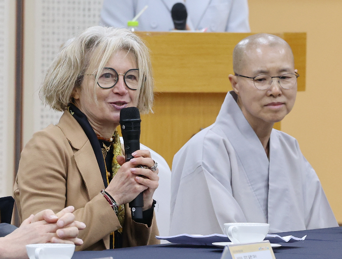 Italian Ambassador to South Korea Emilia Gatto (left) speaks during a Korean Buddhist cultural exchange event for foreign envoys at Bongeunsa in Seoul on Friday. Seated next to her is Buddhist nun Seonjae. (Yonhap)