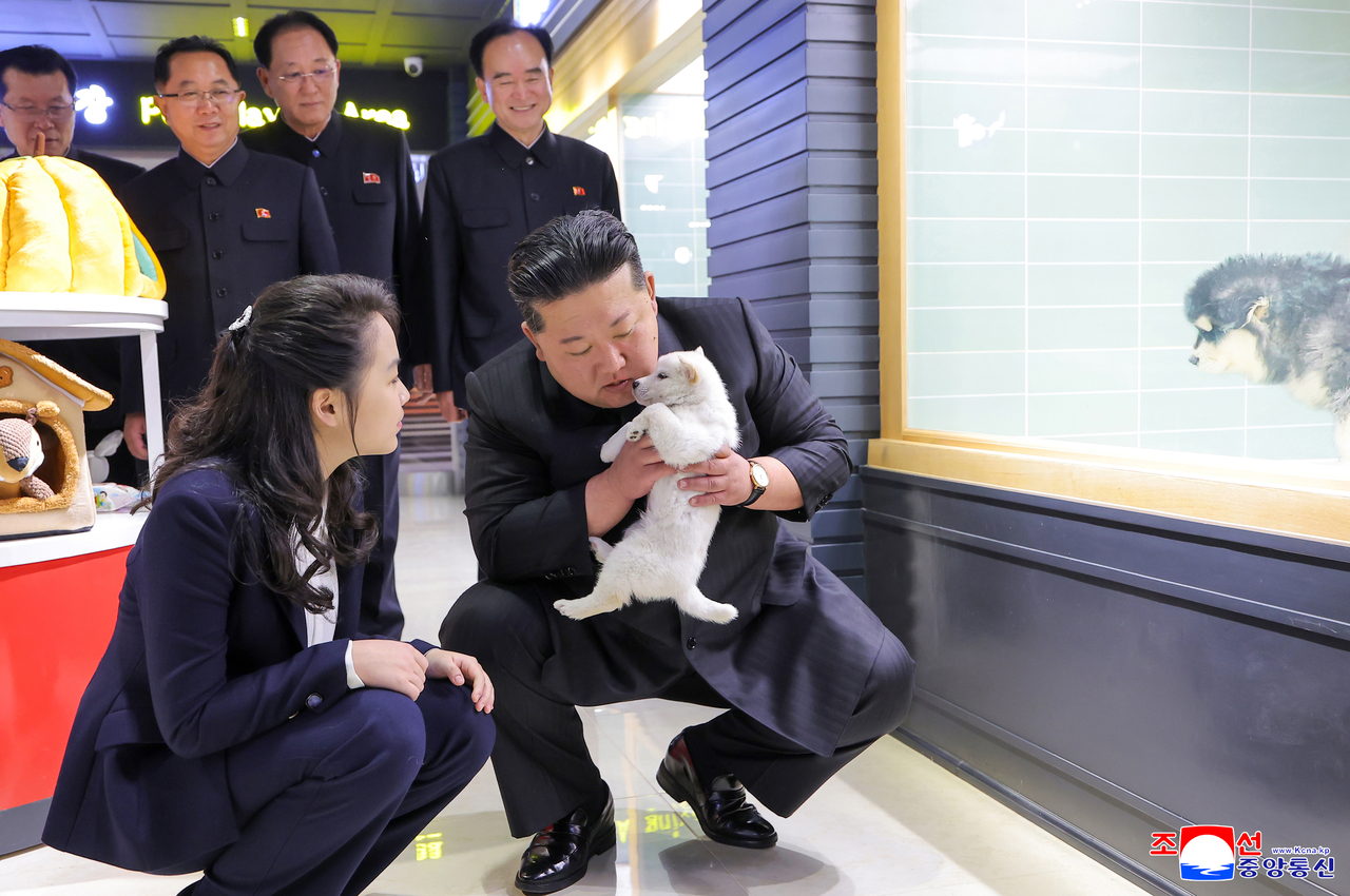 North Korean leader Kim Jong-un (right) visits a pet shop in the fourth-stage district of the Hwasong area — a new housing development in Pyongyang — ahead of its opening, accompanied by his daughter, Ju-ae, according to the Korean Central News Agency on Friday. (KCNA-Yonhap)