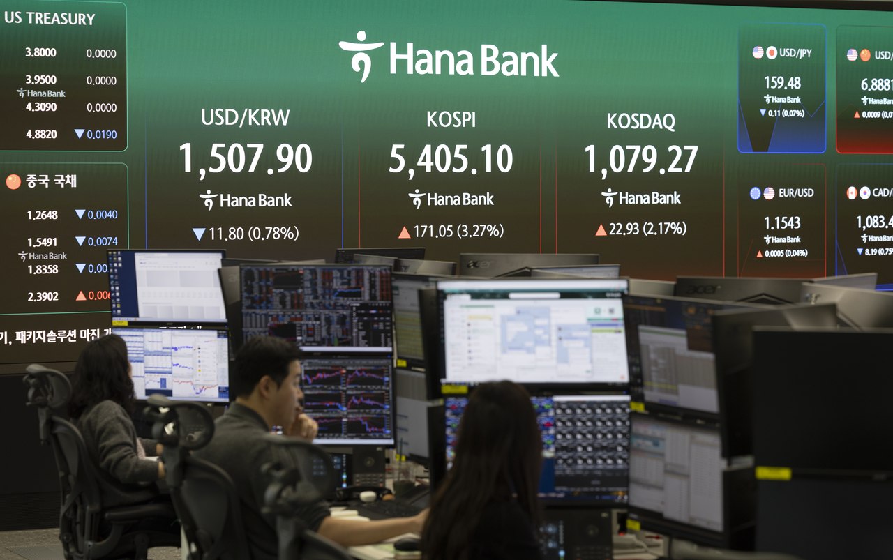 An electronic board showing the Korea Composite Stock Price Index at a dealing room of the Hana Bank headquarters in Seoul on Friday. (Yonhap)