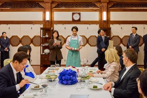 Chef Son Jong-won leads state banquet for Macron in Seoul