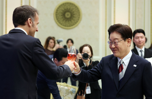 李대통령 "빅토르 위고, '미래는 문'"...마크롱 "한강 작가의 '금... - 뉴스 썸네일 이미지