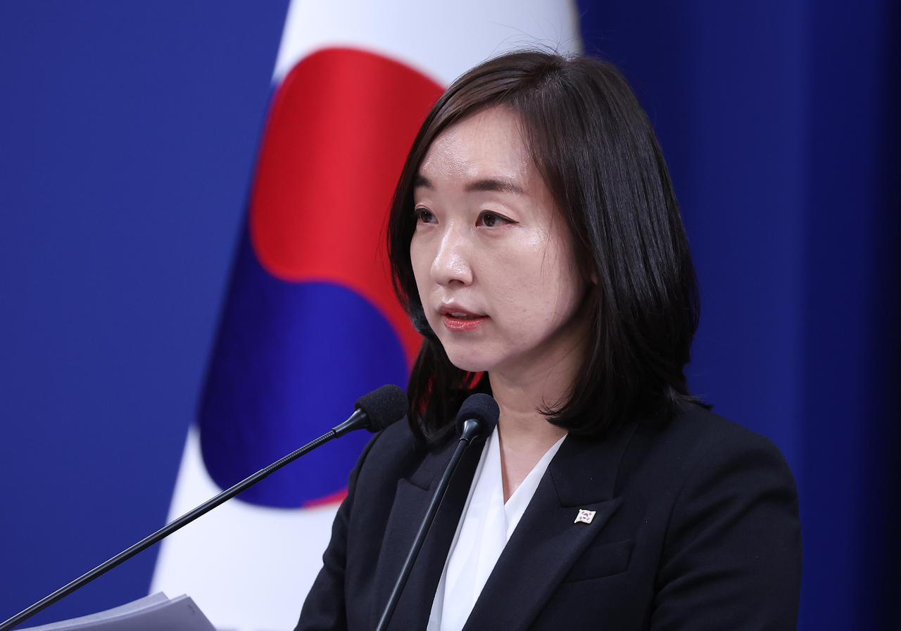 Presidential spokesperson Jeon Eun-su speaks in a press briefing at Cheong Wa Dae in Seoul on Friday. (Yonhap)