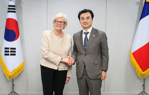 Defense chiefs of S. Korea, France discuss security, arms cooperation