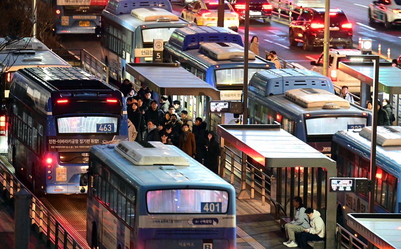 Citizens are getting onto public buses in central Seoul on Jan. 15. (The Korea Herald/ Lee Sang-seob)